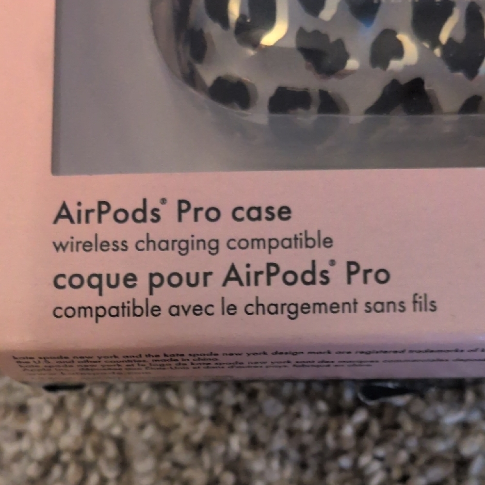 Kate Spade Black and Gray Leopard AirPod/Keychain Pro Case - Picture 3 of 6